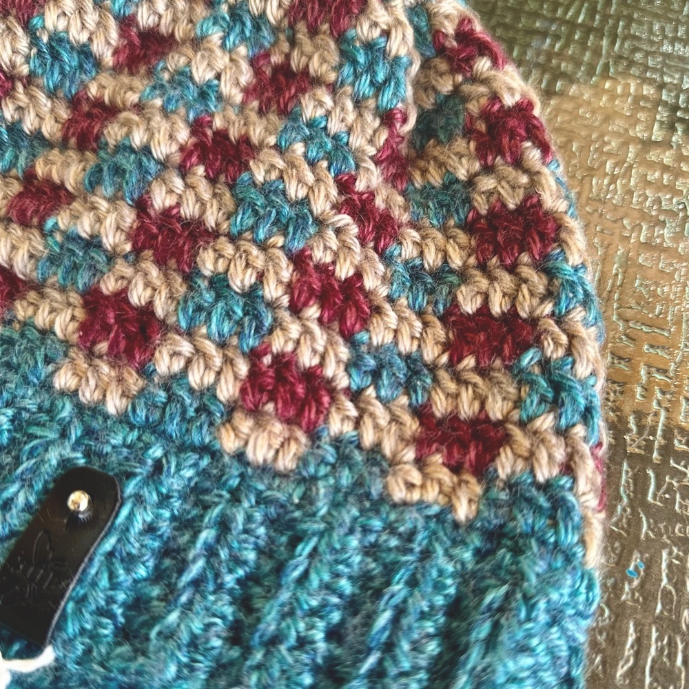 Women’s winter hat (Made in de USA - Home Made) mixed color blue and burgundy.